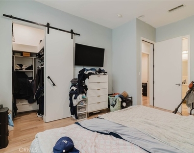 7347 1/2 Jamieson Avenue - Photo Thumbnail 12