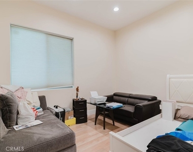 7347 1/2 Jamieson Avenue - Photo Thumbnail 16