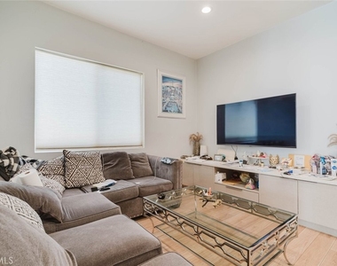 7347 1/2 Jamieson Avenue - Photo Thumbnail 2
