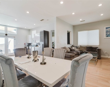 7347 1/2 Jamieson Avenue - Photo Thumbnail 4