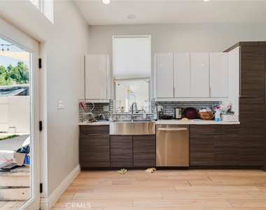 7347 1/2 Jamieson Avenue - Photo Thumbnail 9