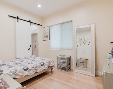 7347 1/2 Jamieson Avenue - Photo Thumbnail 13