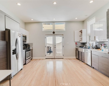 7347 1/2 Jamieson Avenue - Photo Thumbnail 6