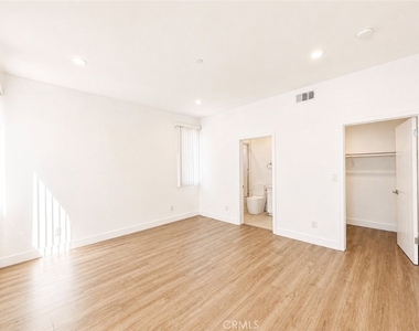1739 1/2 Magnolia Avenue - Photo Thumbnail 9