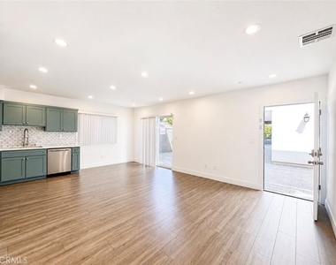 1739 1/2 Magnolia Avenue - Photo Thumbnail 5