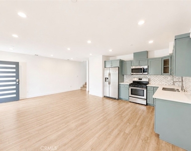 1739 1/2 Magnolia Avenue - Photo Thumbnail 2
