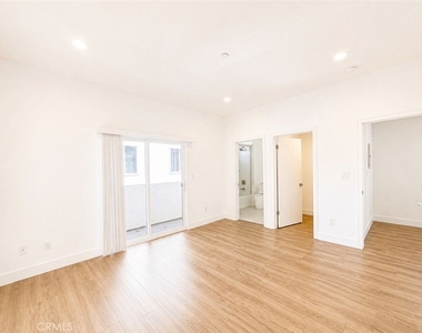1739 1/2 Magnolia Avenue - Photo Thumbnail 12