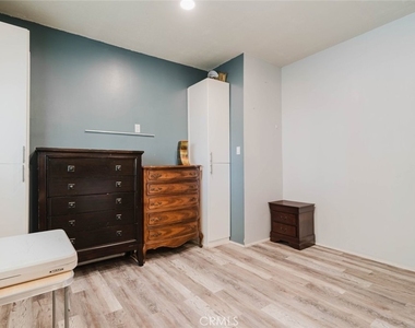 7345 Jamieson Avenue - Photo Thumbnail 2