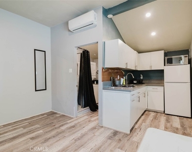 7345 Jamieson Avenue - Photo Thumbnail 4