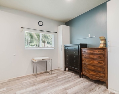 7345 Jamieson Avenue - Photo Thumbnail 3