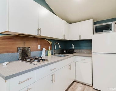 7345 Jamieson Avenue - Photo Thumbnail 5