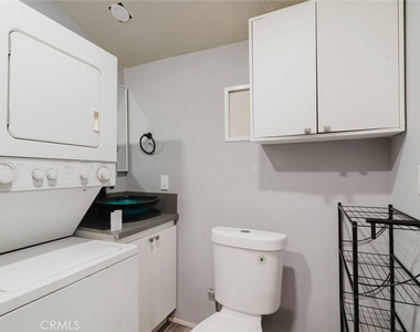 7345 Jamieson Avenue - Photo Thumbnail 6