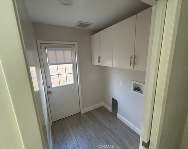 17223 Kingsbury Street - Photo Thumbnail 10