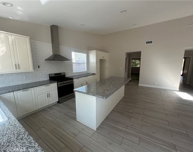 17223 Kingsbury Street - Photo Thumbnail 6