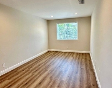 17223 Kingsbury Street - Photo Thumbnail 13