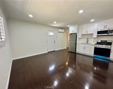 2726 N Brighton St - Photo Thumbnail 4