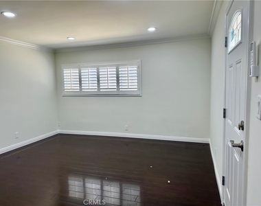 2726 N Brighton St - Photo Thumbnail 3