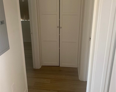 11818 Victory Boulevard - Photo Thumbnail 7