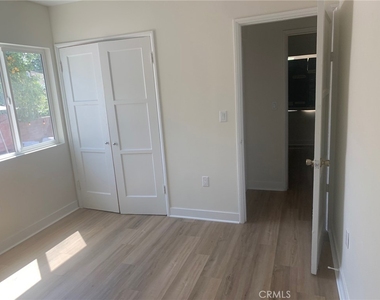11818 Victory Boulevard - Photo Thumbnail 15