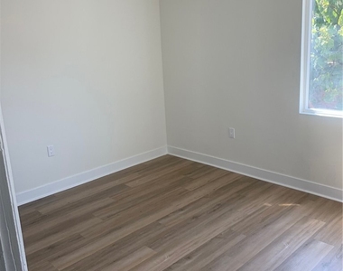 11818 Victory Boulevard - Photo Thumbnail 12