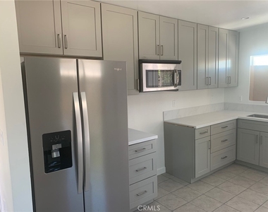 11818 Victory Boulevard - Photo Thumbnail 4