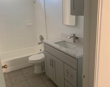 11818 Victory Boulevard - Photo Thumbnail 8