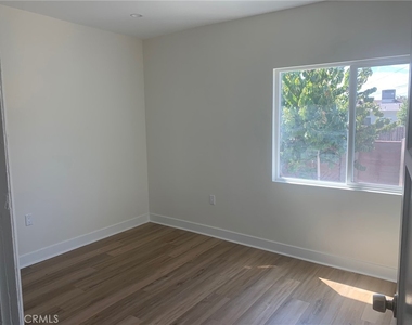 11818 Victory Boulevard - Photo Thumbnail 13