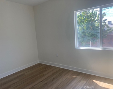 11818 Victory Boulevard - Photo Thumbnail 14