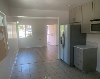 11818 Victory Boulevard - Photo Thumbnail 6