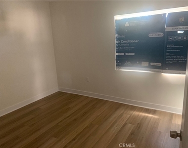 11818 Victory Boulevard - Photo Thumbnail 11