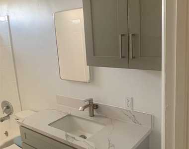 11818 Victory Boulevard - Photo Thumbnail 9