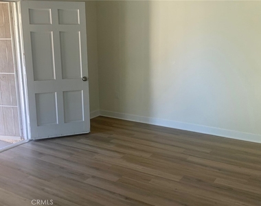 11818 Victory Boulevard - Photo Thumbnail 3