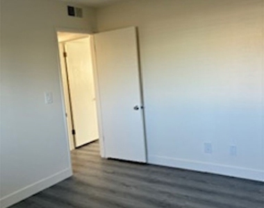 2204 E 4th - Photo Thumbnail 7