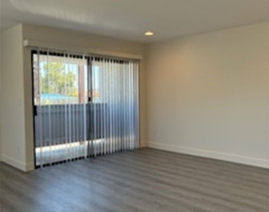 2204 E 4th - Photo Thumbnail 3