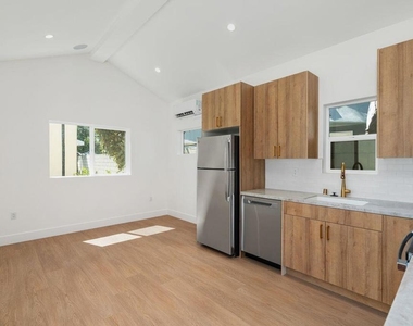 789 Elmira Street - Photo Thumbnail 3