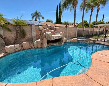 113 Cascade - Photo Thumbnail 1