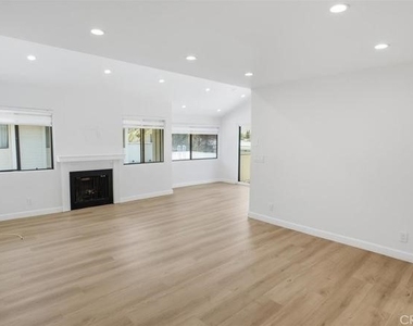 10566 Sunland Boulevard - Photo Thumbnail 3