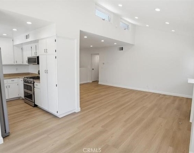 10566 Sunland Boulevard - Photo Thumbnail 4