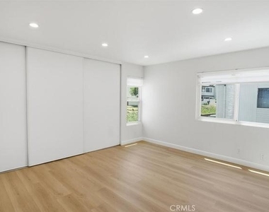 10566 Sunland Boulevard - Photo Thumbnail 7