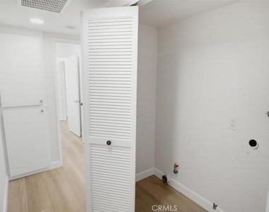 10566 Sunland Boulevard - Photo Thumbnail 11