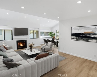 10566 Sunland Boulevard - Photo Thumbnail 2