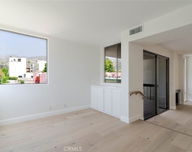 1305 N Columbus - Photo Thumbnail 3