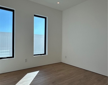 3279 Laurice Avenue - Photo Thumbnail 16