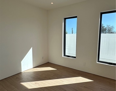 3279 Laurice Avenue - Photo Thumbnail 17
