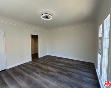 925 S Hobart Boulevard - Photo Thumbnail 6
