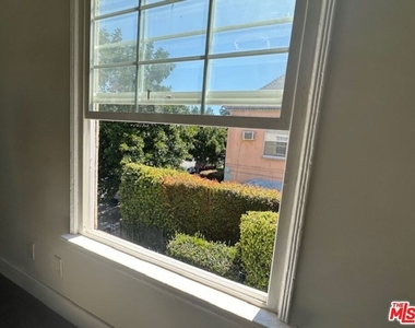 925 S Hobart Boulevard - Photo Thumbnail 12