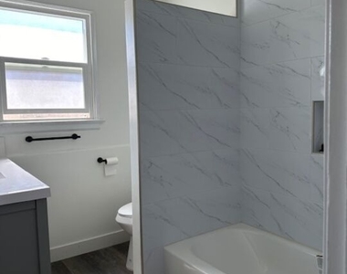 925 S Hobart Boulevard - Photo Thumbnail 14