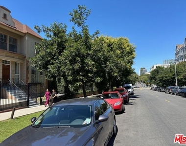 925 S Hobart Boulevard - Photo Thumbnail 21