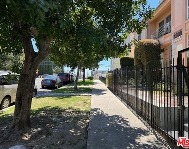 925 S Hobart Boulevard - Photo Thumbnail 19