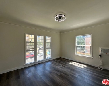 925 S Hobart Boulevard - Photo Thumbnail 4